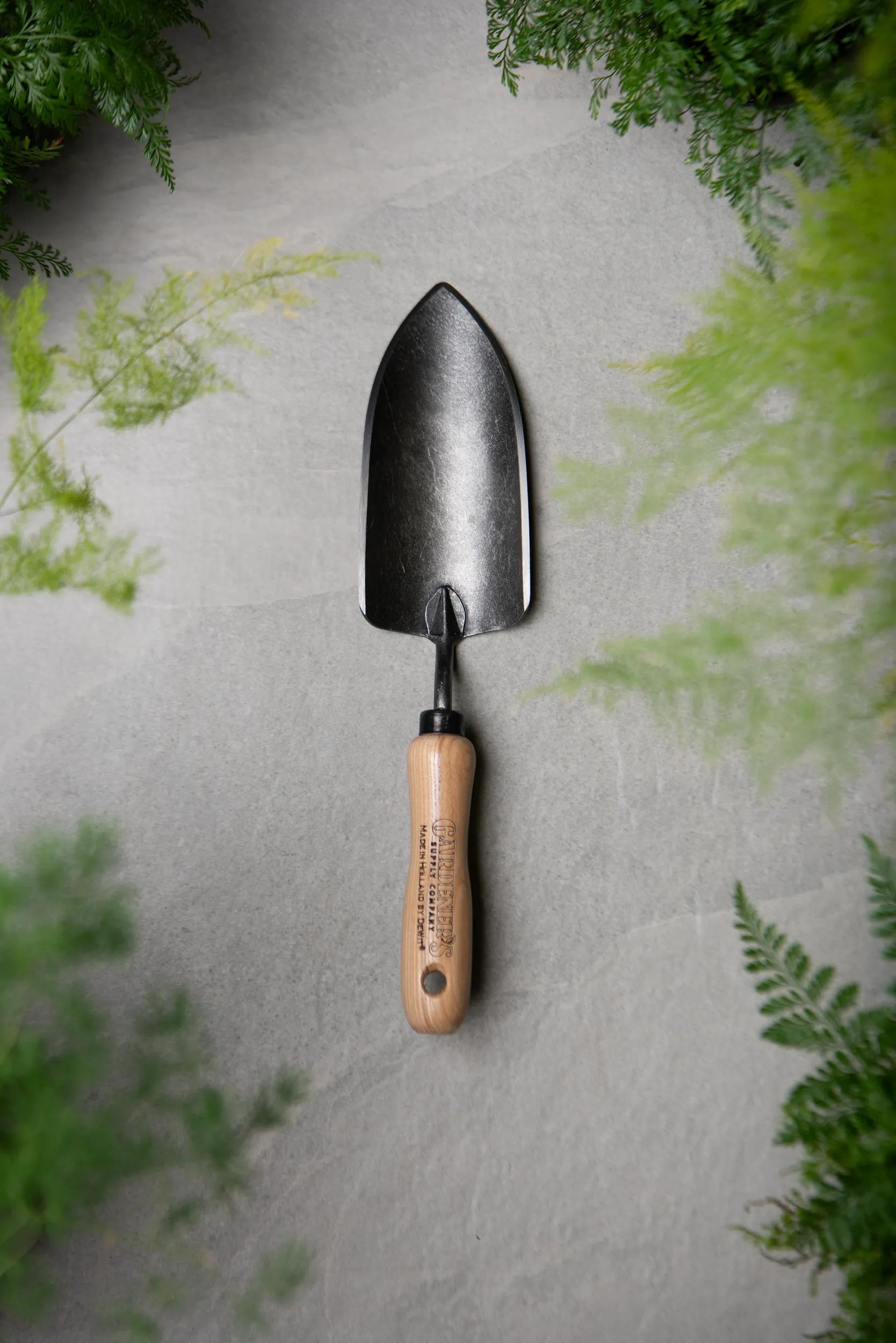 Transplantoir de jardin en acier à haute teneur en carbone forgé à la main avec manche en bois dur