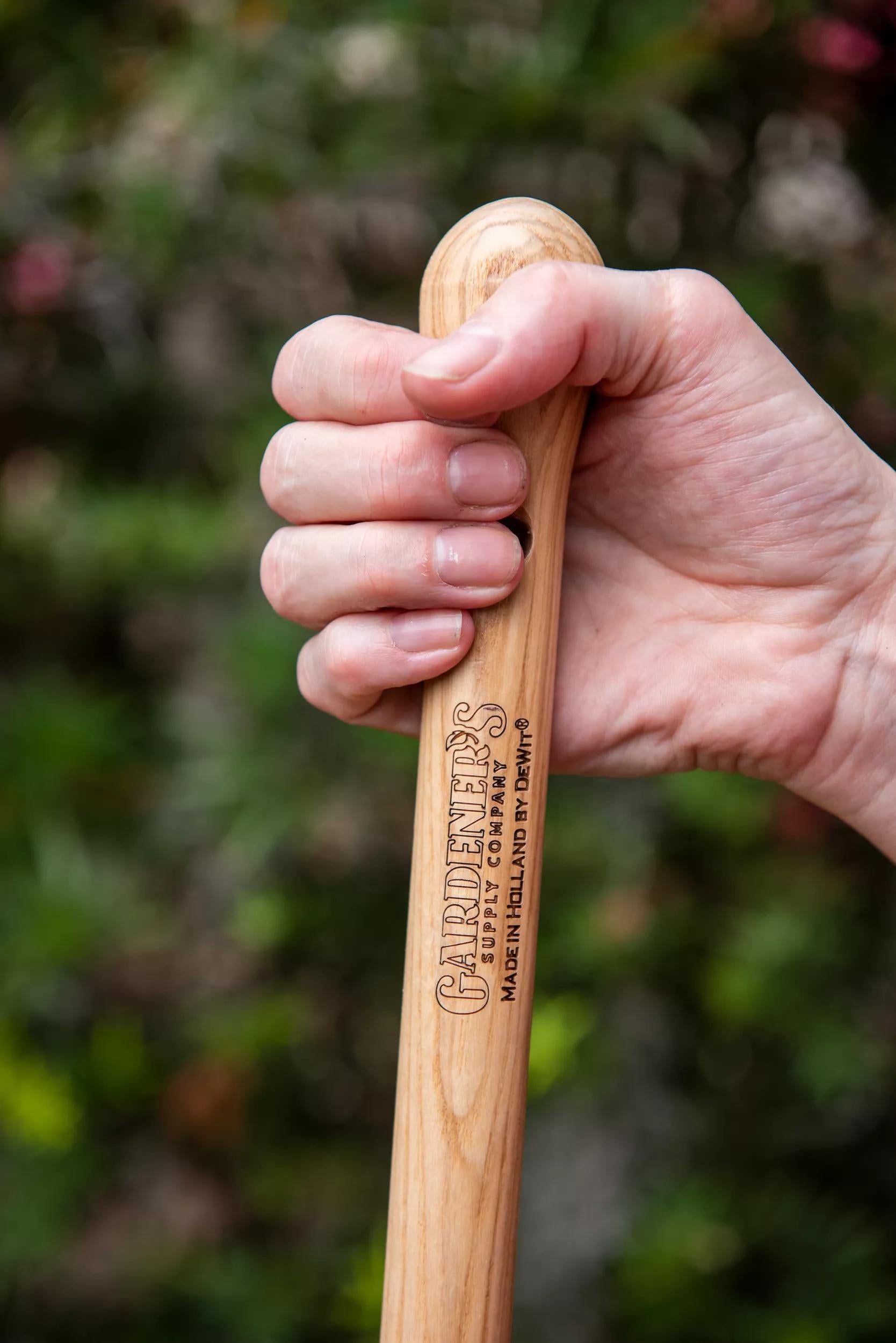 Binette-cultivateur 2-en-1 surélevé avec manche en bois