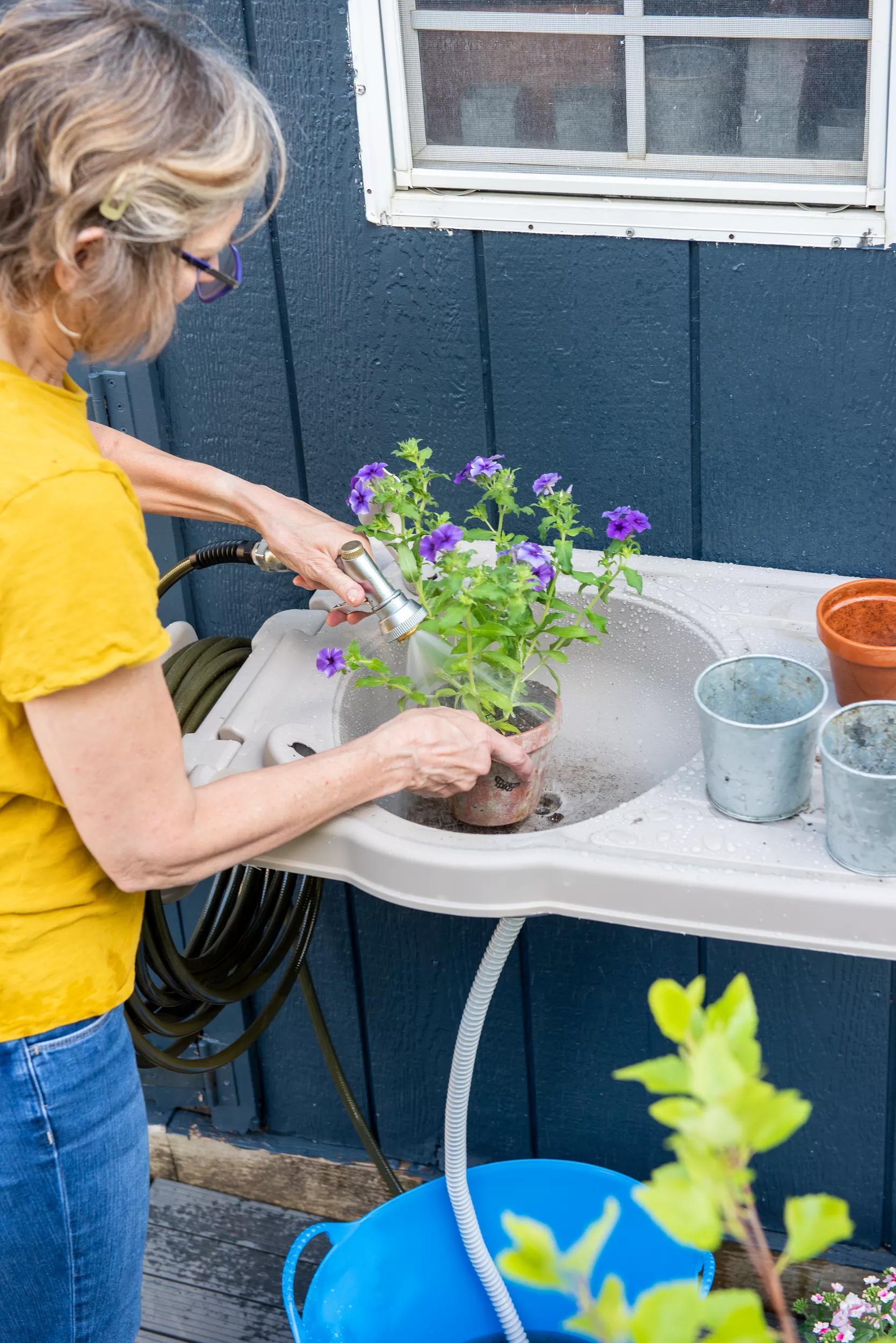 Évier de jardin mural extérieur avec support de tuyau et fentes pour outils