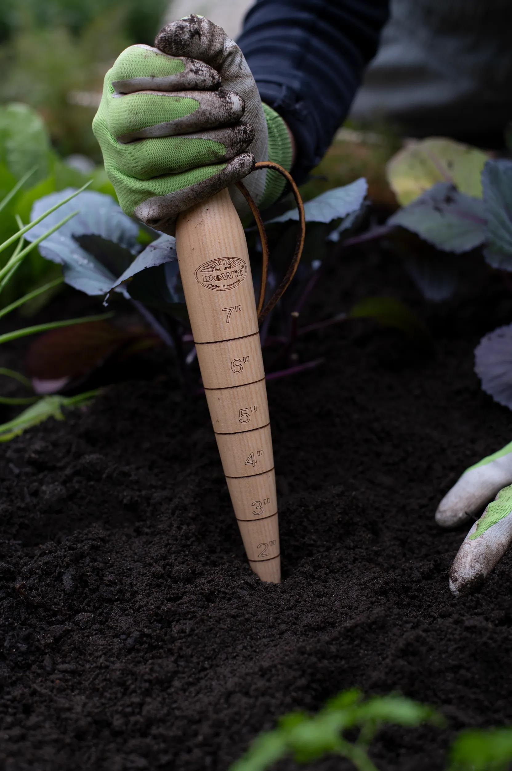 Plantoir en bois à pointe en laiton avec marqueurs de profondeur gravés pour le semis